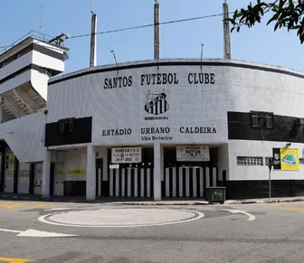 Santos começa revitalização do campo após críticas de Neymar