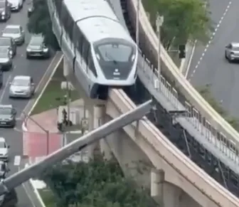 Guindaste cai sobre trilhos de monotrilho e é atingido por trem