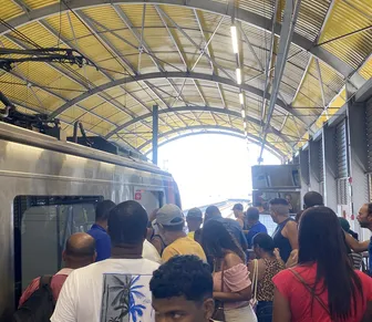 Homem é esmagado entre trem e plataforma na estação de Salvador