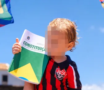 Imagem de criança segurando Constituição em ato de Lula em Salvador viraliza
