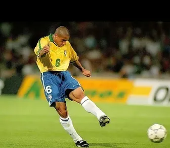O futebol mudou, mas o Brasil ainda procura seus grandes laterais