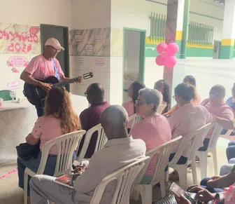 Outubro Rosa mobiliza estudantes em escola de Simões Filho