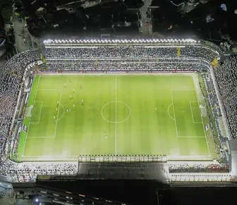 Parte da estrutura da Vila Belmiro cede sobre torcida do Bahia