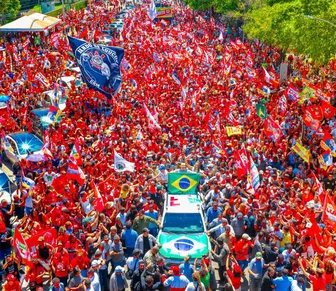 “Rei das selfies”: Lula faz primeira caminhada pós-1º turno
