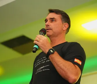 Flávio Bolsonaro admite mudanças na PEC do fim da escala 6x1 se for eleito