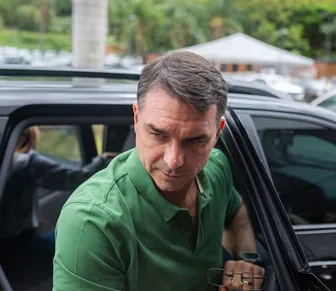 Flávio Bolsonaro chama polícia após carreata ser alvo de ovos: "tentativa de homicídio"