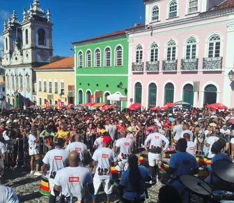VÍDEO: Olodum se une à manifestação política de apoio a Lula com faixa gigante durante show