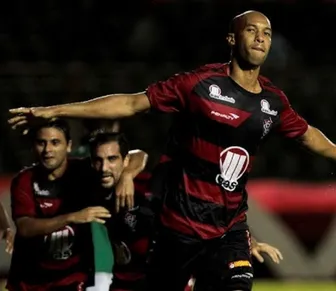 Vitória revive enredo de 2010 com pressão e decisão contra o Vasco