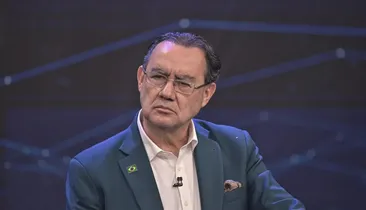 Augusto Cury chora morte de conselheiro ao lado de Rick em helicóptero