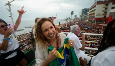 "Fascista não se cria!", Daniela Mercury puxa coro em final de ato pela democracia na Barra