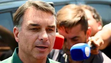 Flávio Bolsonaro diz que não dará cargo ao pai caso seja eleito