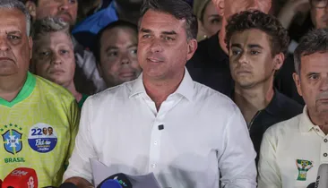 Michelle confirma fuga de Flávio Bolsonaro aos EUA após derrota