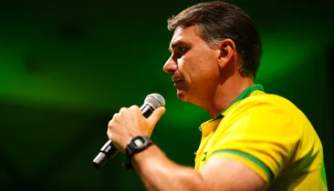 Flávio Bolsonaro terá que apagar posts contra Lula por ordem do TSE