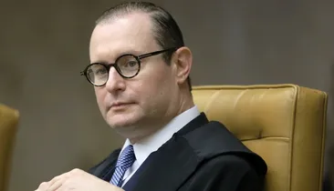 Oposição pede impeachment de Cristiano Zanin após prorrogação de votação
