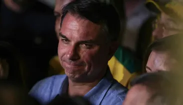 Post de Flávio Bolsonaro celebrando apreensão do passaporte de Lula volta a viralizar