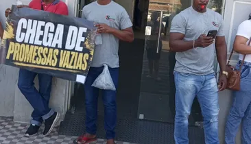 Servidores protestam por promessa não cumprida em Santo Estevão