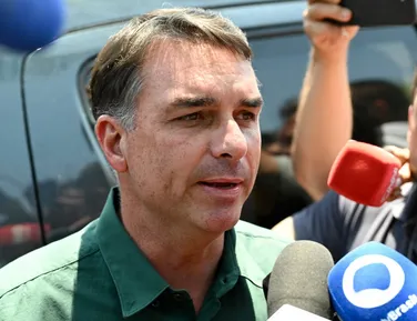 Após quatro horas de ausência, Flávio vota PEC da 6x1 à distância