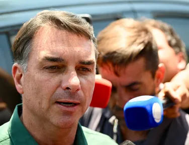 Carta de bispos pede voto por 'valores humanitários' e vê Flávio como ameaça à democracia