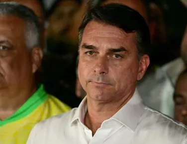 Flávio Bolsonaro se autoproclama presidente eleito do Brasil e ignora derrota