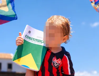 Imagem de criança segurando Constituição em ato de Lula em Salvador viraliza