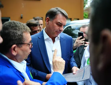 Justiça libera entrega de título de cidadão de Salvador a Flávio Bolsonaro