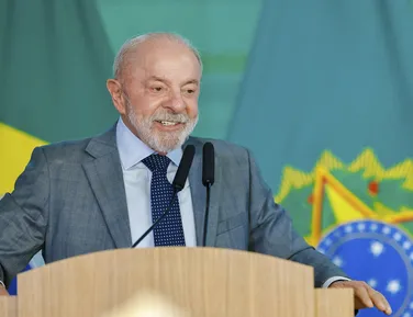 Lula tem 45,8% e Flávio 43,4% em nova pesquisa AtlasIntel/Bloomberg