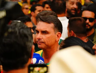 Flávio Bolsonaro inicia ofensiva para o 2º turno contra Lula