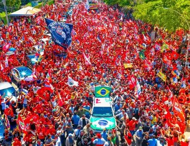 “Rei das selfies”: Lula faz primeira caminhada pós-1º turno