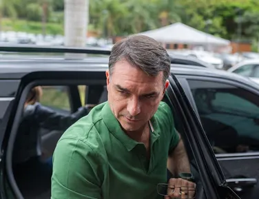 Vídeo: Carro usado em ato de Flávio Bolsonaro pega fogo