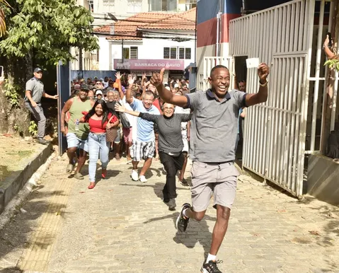 Abertura dos portões no maior colégio eleitoral da Bahia tem filas e correria - Imagem