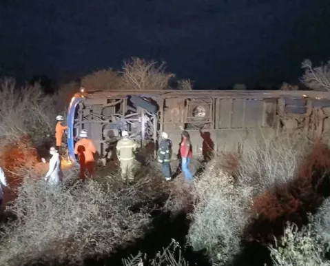 Acidente com ônibus deixa oito mortos e 12 feridos na Bahia - Imagem