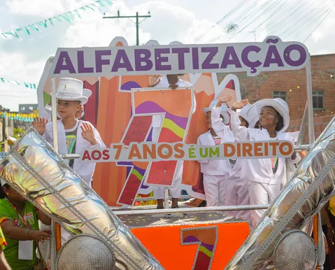 Alfabetização na idade certa ganha destaque em desfile de Camaçari