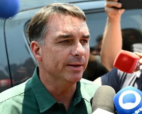 Flávio Bolsonaro teria entrado a pé na Argentina, diz imprensa local