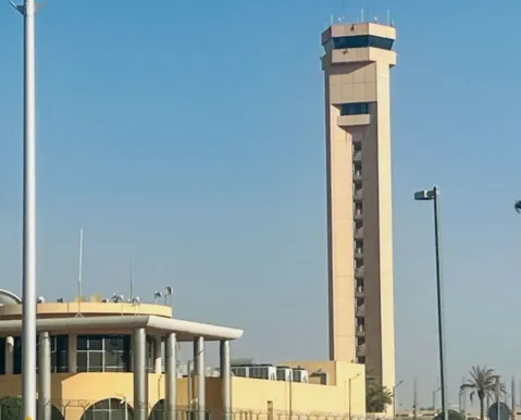 Ataque deixa 12 mortos e suspende voos em aeroporto internacional