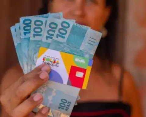 Bolsa Família: plano de Flávio prevê possível perda do auxílio após dois anos