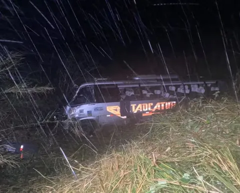 Capotamento de micro-ônibus em rodovia deixa três mortos e 14 feridos