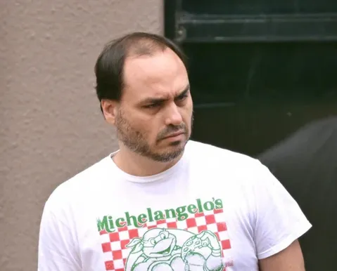 Carlos Bolsonaro pede desculpas ao pai: “A gente falhou”