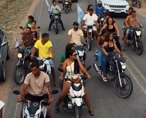 Carreata de aliados de Flávio Bolsonaro na Bahia chama atenção por infrações de trânsito - Imagem