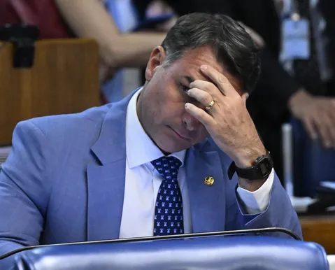 Fachin nega pedido de Flávio Bolsonaro contra relatoria de Dino em processos