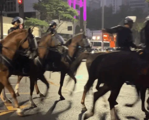 Apuração da eleição: Cavalaria da PM chega à Avenida Paulista