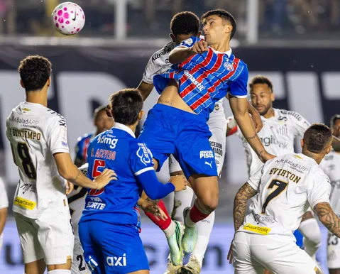 Chuva, polêmica e gol no fim: Bahia empata com o Santos