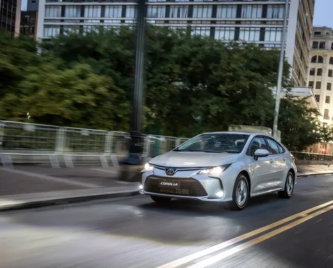 Novo Corolla reage contra a BYD e volta com força às lojas; veja preços