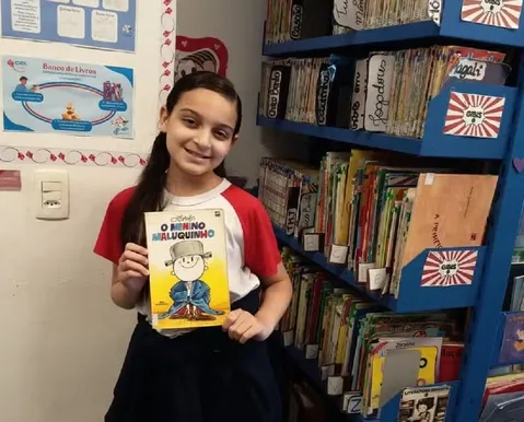 Criança lê quase 90 livros no ano e escola bate recorde histórico