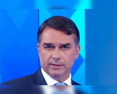 Debate da Globo: Flávio Bolsonaro mente número de obras inacabadas, mostra checagem