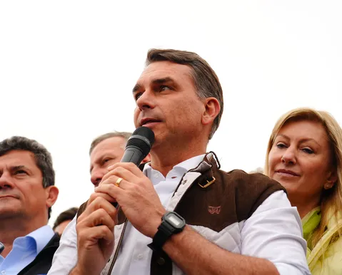 Debate na Band: Flávio confessa erro na gestão do pai durante Covid-19