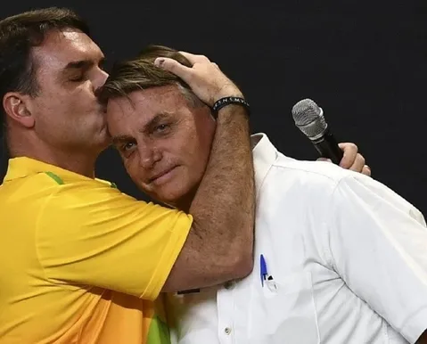 Caso de pai de Flávio Bolsonaro com deputado condenado volta à tona
