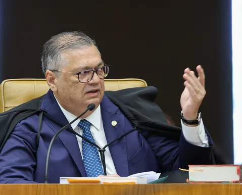 “Dois pesos e duas medidas”, dispara Dino sobre situações de Mendonça e Moraes