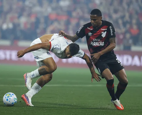 Everaldo perde pênalti, Bahia é derrotado pelo Athletico e deixa o G-4