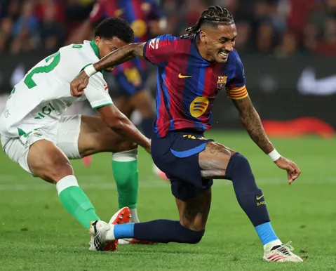 Ex-Vitória comete dois pênaltis em goleada sofrida contra o Barcelona - Imagem