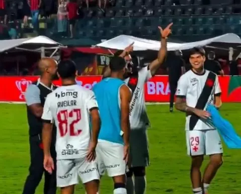 Ex-Vitória investigado por tráfico de armas imita arminha no Barradão